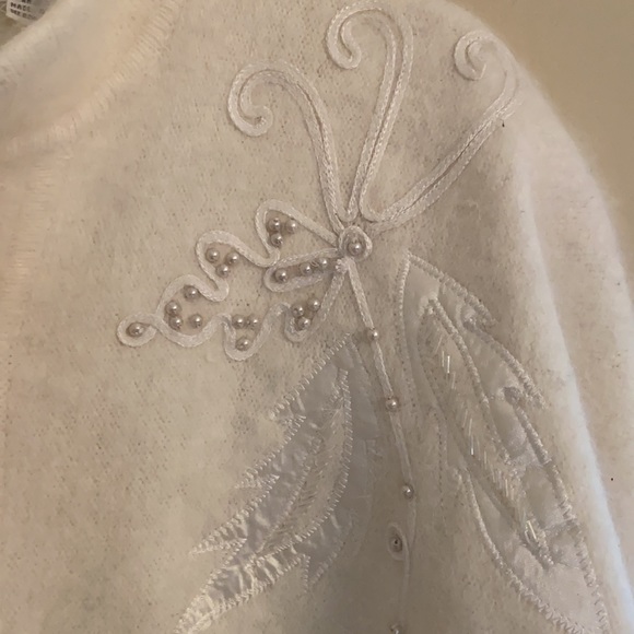 Beautiful 90s Romantic Sweater with ribbon floral appliqué and pearl buttons. - Picture 3 of 7